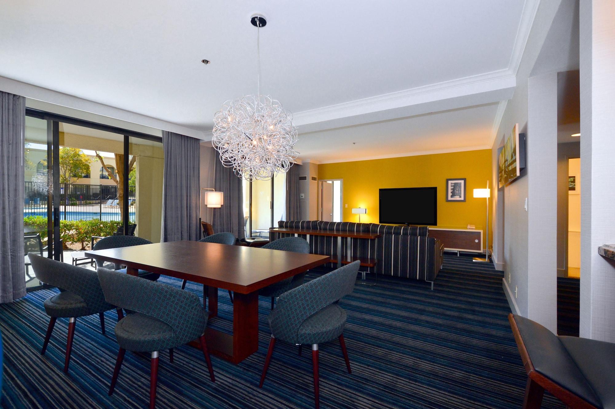 Doubletree By Hilton Newark-Fremont Hotel Екстериор снимка