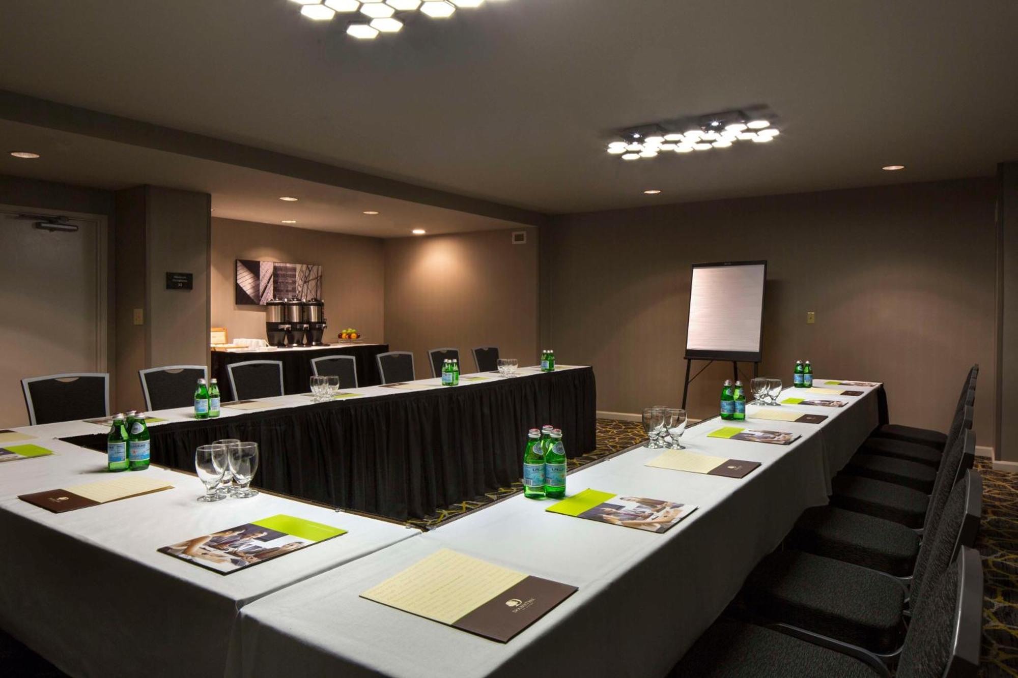 Doubletree By Hilton Newark-Fremont Hotel Екстериор снимка