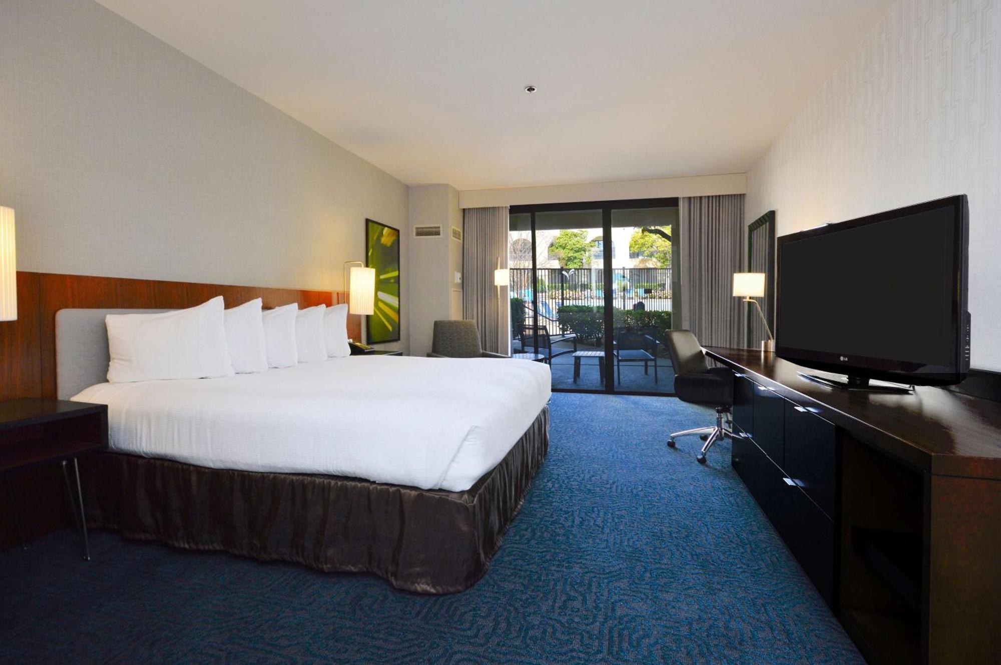 Doubletree By Hilton Newark-Fremont Hotel Екстериор снимка