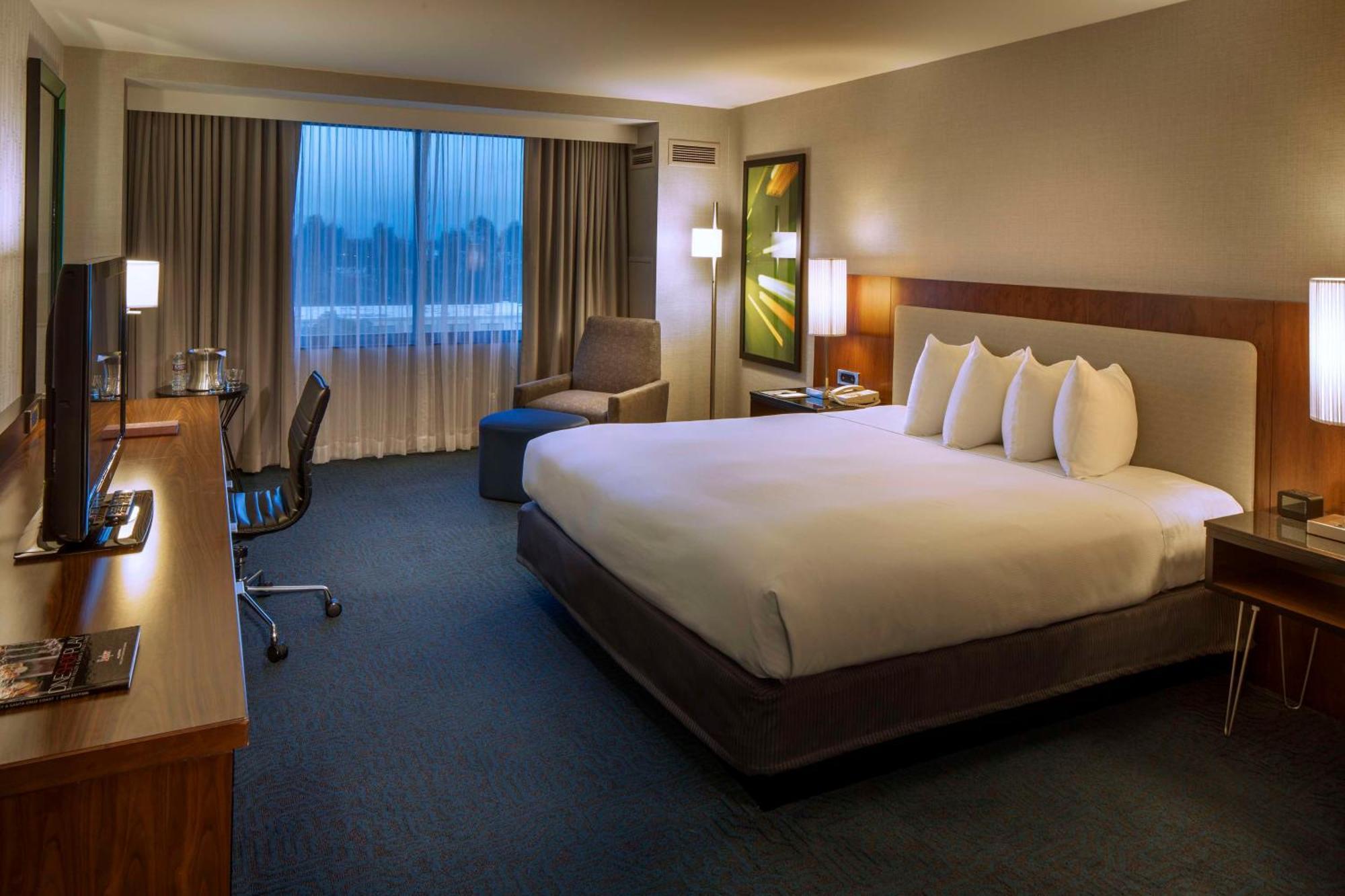 Doubletree By Hilton Newark-Fremont Hotel Екстериор снимка
