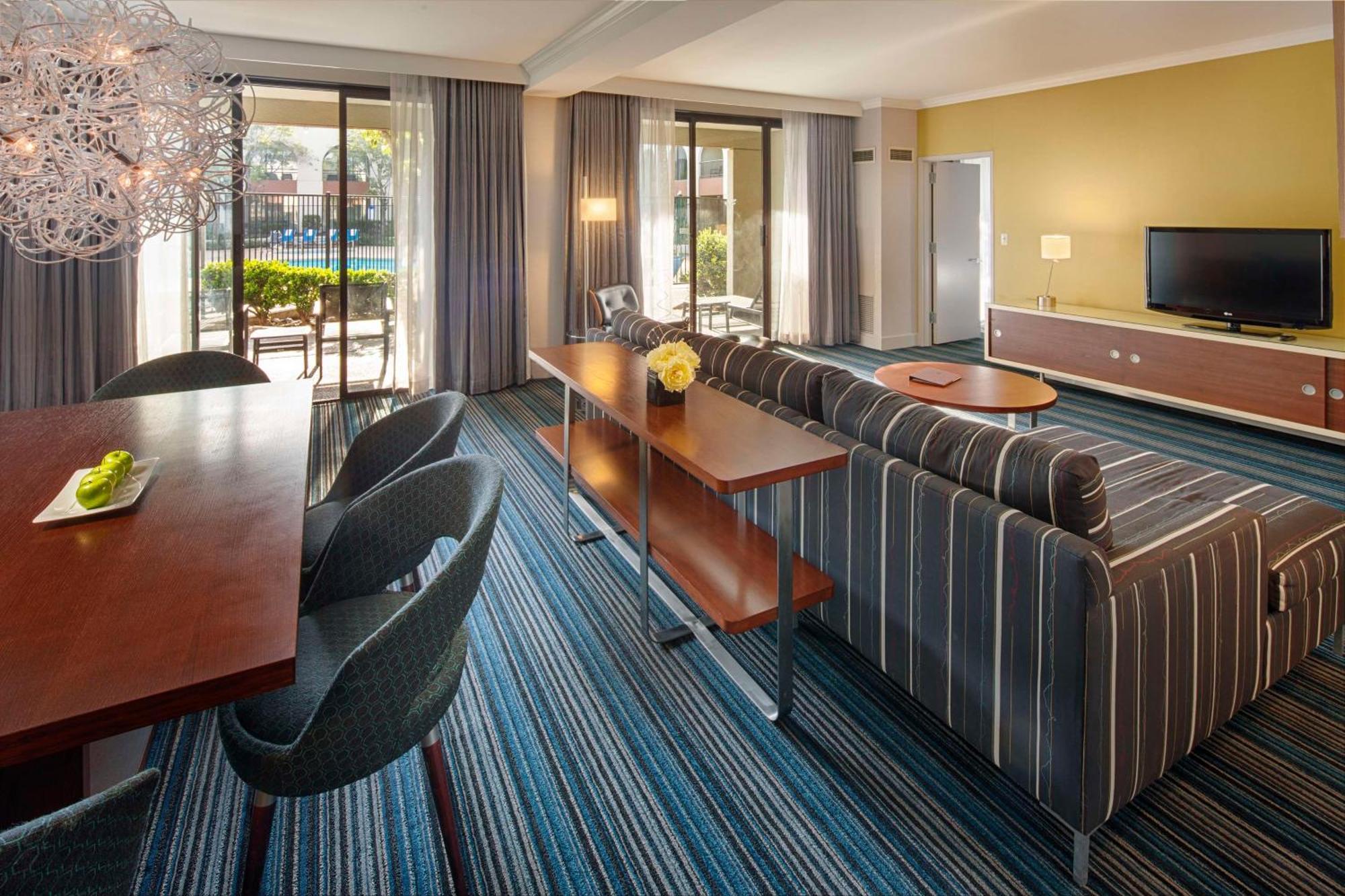 Doubletree By Hilton Newark-Fremont Hotel Екстериор снимка