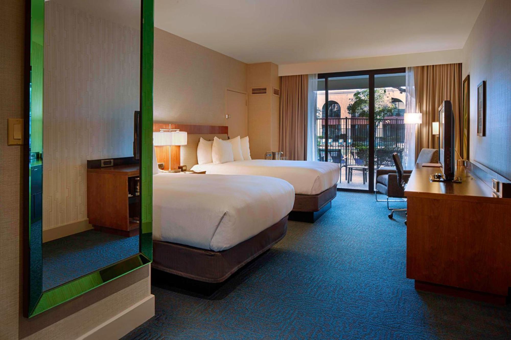 Doubletree By Hilton Newark-Fremont Hotel Екстериор снимка