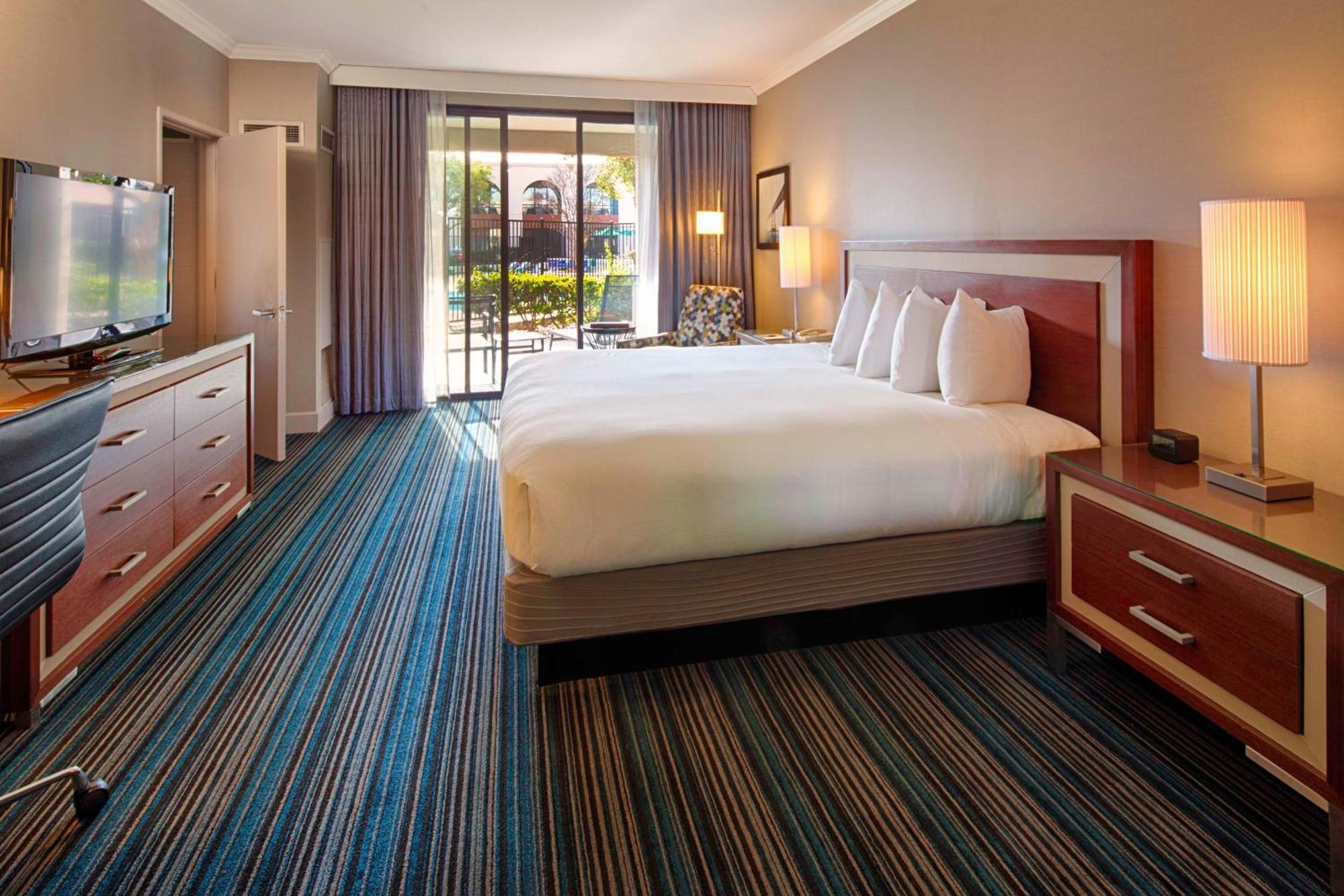 Doubletree By Hilton Newark-Fremont Hotel Екстериор снимка